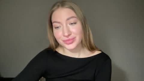 Snapshot of milanaaa_ chatting on January 15, 2025, 6:29 pm Milana online show from January 15, 2025, 6:29 pm