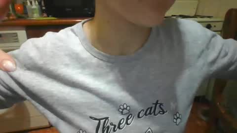 milanako online show from February 4, 2025, 2:53 pm