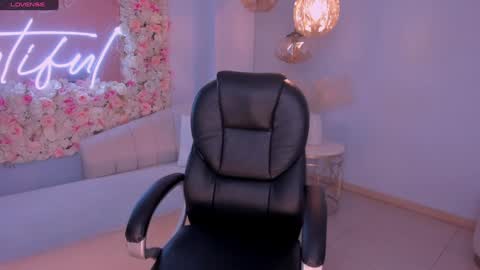 Snapshot of mileycruz_ chatting on December 6, 2024, 3:19 am Miley Cruz IG miley model23 online show from December 6, 2024, 3:19 am