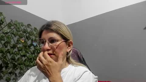 Snapshot of milf_bigboooty chatting on December 3, 2024, 12:02 am kassandra online show from December 3, 2024, 12:02 am