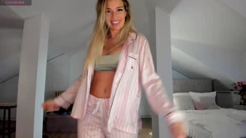 Snapshot of milfblondy chatting on November 10, 2025, 11:04 pm Ingrid online show from November 10, 2025, 11:04 pm