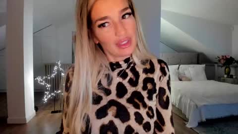 Snapshot of milfblondy chatting on December 19, 2025, 12:50 am Ingrid online show from December 19, 2025, 12:50 am