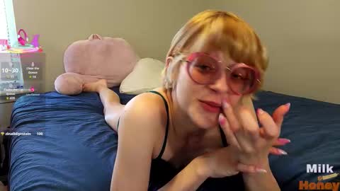 MilkandHoney online show from March 3, 2026, 10:48 pm