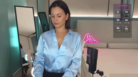 Snapshot of milla_kuni chatting on January 23, 2025, 10:44 pm Mila online show from January 23, 2025, 10:44 pm