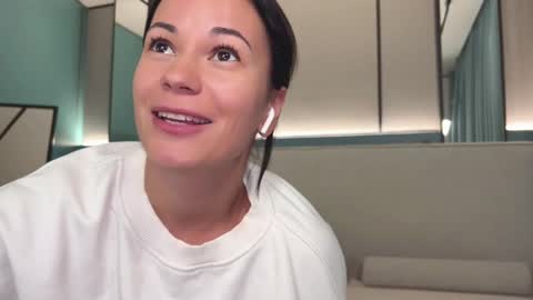 Snapshot of milla_kuni chatting on January 27, 2025, 10:06 pm Mila online show from January 27, 2025, 10:06 pm