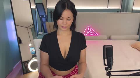 Snapshot of milla_kuni chatting on February 27, 2025, 7:15 pm Mila online show from February 27, 2025, 7:15 pm