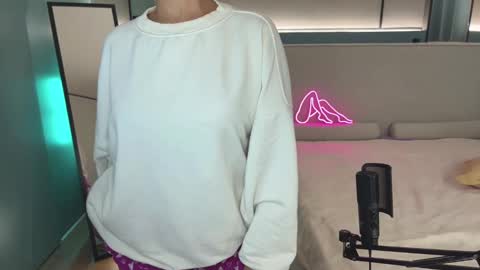 Snapshot of milla_kuni chatting on March 6, 2025, 8:05 pm Mila online show from March 6, 2025, 8:05 pm