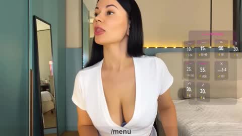 Snapshot of milla_kuni chatting on November 7, 2025, 6:52 pm Mila online show from November 7, 2025, 6:52 pm