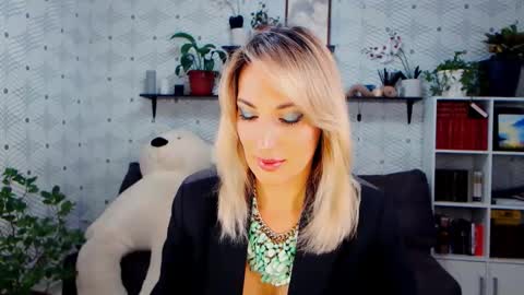 Snapshot of millaxqueen chatting on November 18, 2025, 2:43 pm MillaXQueen online show from November 18, 2025, 2:43 pm