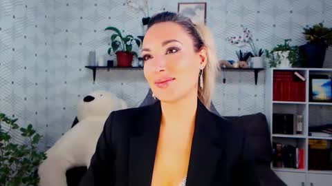 Snapshot of millaxqueen chatting on November 21, 2025, 2:05 pm MillaXQueen online show from November 21, 2025, 2:05 pm