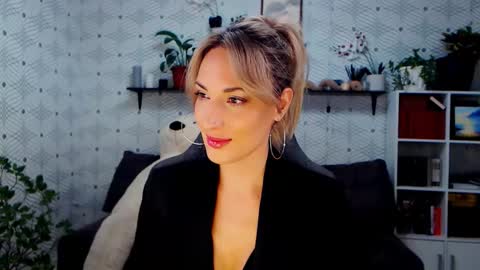 Snapshot of millaxqueen chatting on November 30, 2025, 2:43 pm MillaXQueen online show from November 30, 2025, 2:43 pm