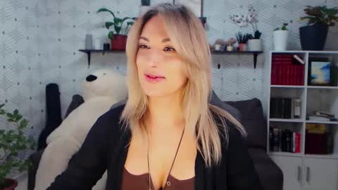 Snapshot of millaxqueen chatting on February 7, 2026, 4:22 pm MillaXQueen online show from February 7, 2026, 4:22 pm