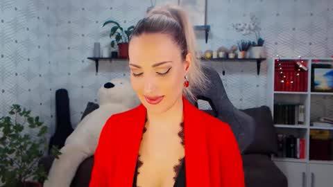 Snapshot of millaxqueen chatting on March 19, 2026, 2:32 pm MillaXQueen online show from March 19, 2026, 2:32 pm