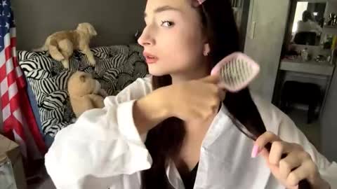 Emilia online show from September 17, 2025, 4:58 am