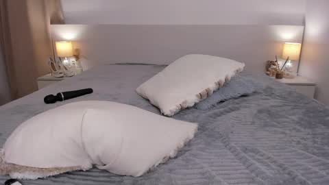 mini_rony online show from April 9, 2026, 4:12 pm