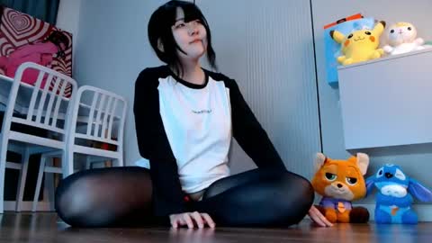 Minji online show from April 18, 2026, 12:53 pm