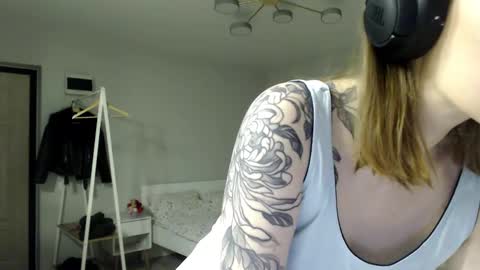 Snapshot of mirakissss chatting on February 16, 2026, 7:54 pm Mira online show from February 16, 2026, 7:54 pm