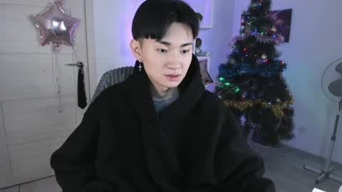 Snapshot of miram_yoo chatting on December 30, 2024, 8:15 pm online show from December 30, 2024, 8:15 pm