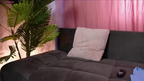 Snapshot of miriamjo chatting on February 11, 2026, 7:35 am Miriam online show from February 11, 2026, 7:35 am