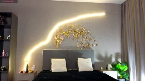 Annie  dont forget to thumbs up me  online show from December 23, 2024, 11:47 am