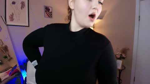 Snapshot of misha_the_createrr chatting on November 6, 2025, 9:10 am Ivy online show from November 6, 2025, 9:10 am