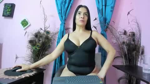 Snapshot of miss_flora chatting on October 19, 2025, 10:16 am Monica Patricia online show from October 19, 2025, 10:16 am