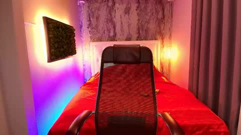 Eva online show from October 15, 2025, 8:42 pm