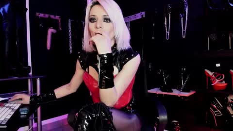 Snapshot of missdarklady chatting on October 17, 2025, 12:01 am Missdarklady online show from October 17, 2025, 12:01 am