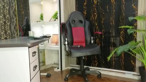 Escarlet online show from November 22, 2025, 3:49 am