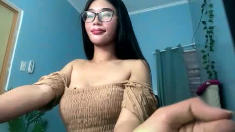 missminervaa online show from October 3, 2025, 6:05 pm