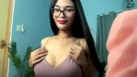 missminervaa online show from October 5, 2025, 3:54 pm