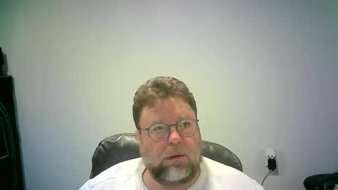 Snapshot of mister_happy567 chatting on November 4, 2025, 6:23 am Mr. Happy online show from November 4, 2025, 6:23 am