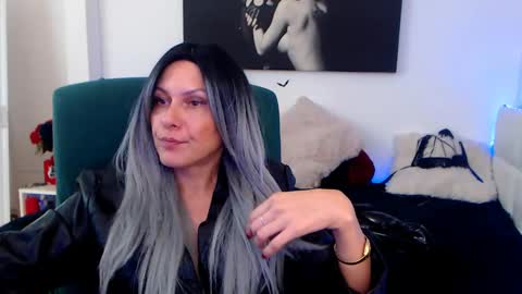 Snapshot of mistressevelyn_ chatting on December 9, 2024, 2:06 pm MistressEvelyn online show from December 9, 2024, 2:06 pm