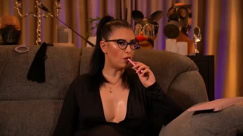 Snapshot of mistresskellykent chatting on September 21, 2025, 1:07 am Mistress Kelly online show from September 21, 2025, 1:07 am