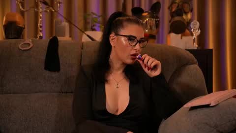 Snapshot of mistresskellykent chatting on October 6, 2025, 12:08 am Mistress Kelly online show from October 6, 2025, 12:08 am