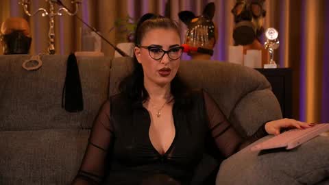 Snapshot of mistresskellykent chatting on October 9, 2025, 11:03 pm Mistress Kelly online show from October 9, 2025, 11:03 pm