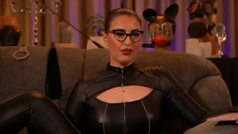 Snapshot of mistresskellykent chatting on October 17, 2025, 9:39 pm Mistress Kelly online show from October 17, 2025, 9:39 pm