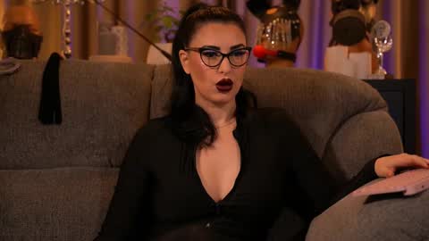 Snapshot of mistresskellykent chatting on October 25, 2025, 11:43 pm Mistress Kelly online show from October 25, 2025, 11:43 pm