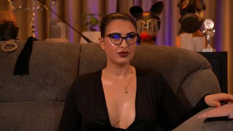 Snapshot of mistresskellykent chatting on November 3, 2025, 12:24 am Mistress Kelly online show from November 3, 2025, 12:24 am