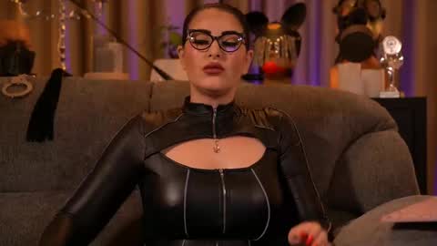 Snapshot of mistresskellykent chatting on November 4, 2025, 12:10 am Mistress Kelly online show from November 4, 2025, 12:10 am