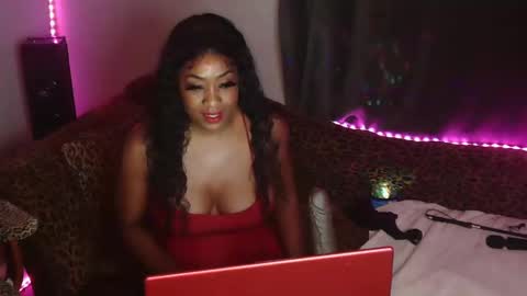 Snapshot of mixedlovers chatting on September 19, 2025, 6:15 am Precious online show from September 19, 2025, 6:15 am