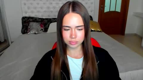 Snapshot of mmm_bananaa_ chatting on October 16, 2025, 3:57 pm Beata online show from October 16, 2025, 3:57 pm