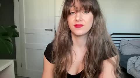 mmminnie online show from February 1, 2025, 1:41 pm