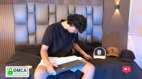 mohamed_malik online show from April 17, 2026, 4:10 pm