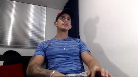 Snapshot of moises_paez chatting on December 30, 2024, 1:37 am Moises Paez online show from December 30, 2024, 1:37 am