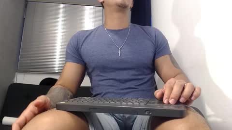 Snapshot of moises_paez chatting on December 31, 2024, 11:06 pm Moises Paez online show from December 31, 2024, 11:06 pm