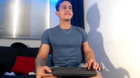 Snapshot of moises_paez chatting on January 6, 2025, 1:53 am Moises Paez online show from January 6, 2025, 1:53 am