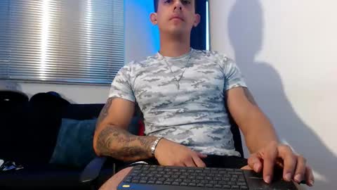 Snapshot of moises_paez chatting on February 16, 2025, 10:21 pm Moises Paez online show from February 16, 2025, 10:21 pm