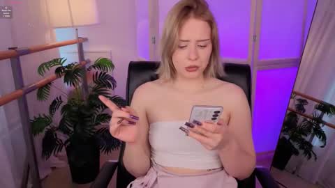 Snapshot of mol_l_y chatting on February 24, 2026, 7:17 am Molly online show from February 24, 2026, 7:17 am