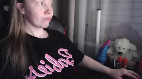 Snapshot of molly_royse chatting on February 5, 2026, 2:33 pm I have new photos come and see with love Molly online show from February 5, 2026, 2:33 pm